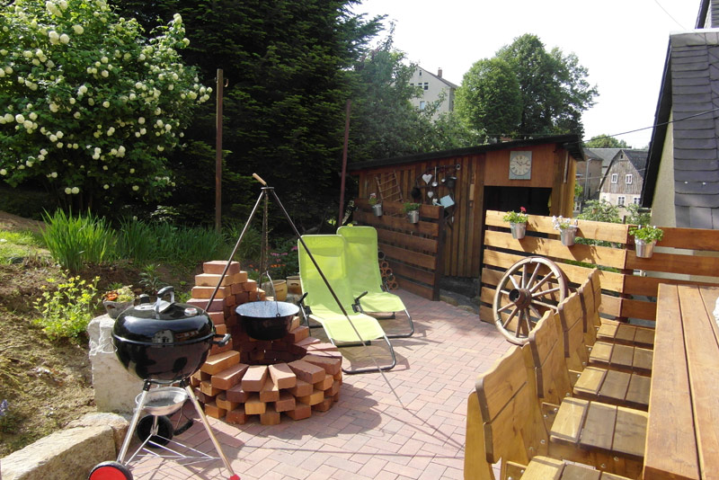 Hinterhaus am Garten mit Grillecke